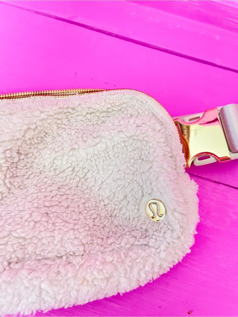 lululemon athletica Cream Sherpa Crossbody Belt Bag with Gold Hardware - Picture 4 of 5